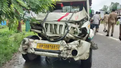 रहीमाबाद में पिकअप की टक्कर के बाद सड़क पर क्षतिग्रस्त निजी बस।