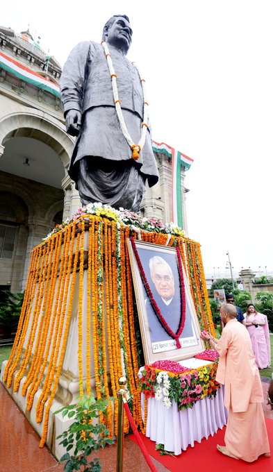 लखनऊ में अवंतीबाई लोधी की प्रतिमा पर श्रद्धांजलि देते योगी आदित्यनाथ और अखिलेश यादव।