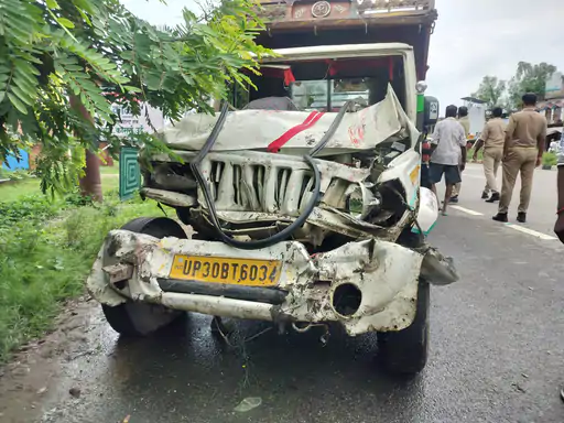 रहीमाबाद में पिकअप की टक्कर के बाद सड़क पर क्षतिग्रस्त निजी बस।