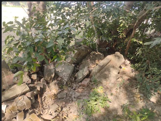 अंबेडकरनगर के बड़ेपुर स्वास्थ्य केंद्र की क्षतिग्रस्त बाउंड्रीवाल