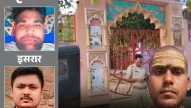 बागपत में मंदिर परिसर से शव बरामद करती पुलिस की टीम