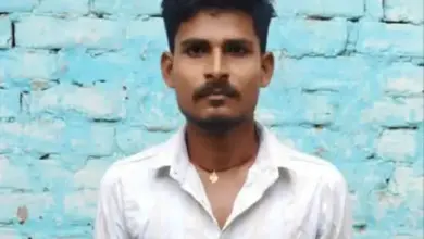 लखनऊ के बंथरा में युवक की आत्महत्या के बाद जांच करती पुलिस
