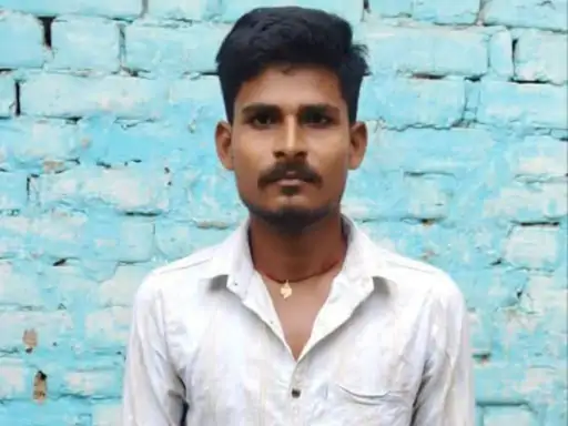 लखनऊ के बंथरा में युवक की आत्महत्या के बाद जांच करती पुलिस