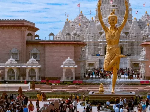 फ्रांस के बुसी-सेंट-जॉर्जेस में बना BAPS स्वामीनारायण हिंदू मंदिर