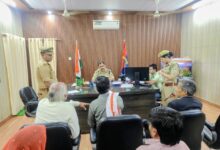 अंबेडकरनगर में जनसुनवाई के दौरान फरियादियों की शिकायतें सुनते एएसपी पश्चिमी हरेंद्र कुमार का दृश्य।