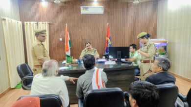 अंबेडकरनगर में जनसुनवाई के दौरान फरियादियों की शिकायतें सुनते एएसपी पश्चिमी हरेंद्र कुमार का दृश्य।