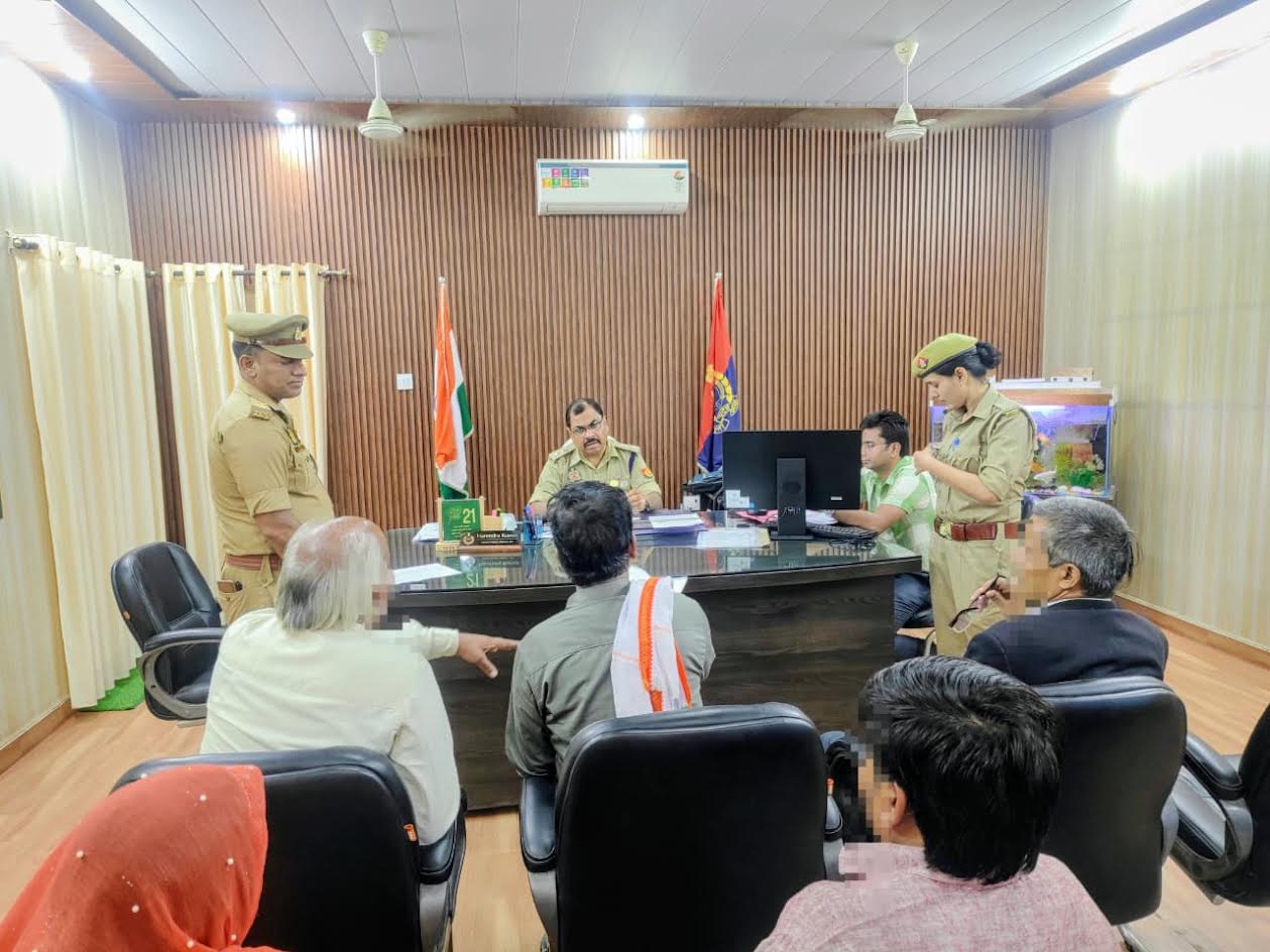 अंबेडकरनगर में जनसुनवाई के दौरान फरियादियों की शिकायतें सुनते एएसपी पश्चिमी हरेंद्र कुमार का दृश्य।