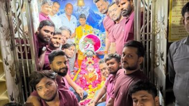 अंबेडकरनगर के शीतला धाम मंदिर में फूलों की होली और भजन-संध्या में शामिल श्रद्धालु
