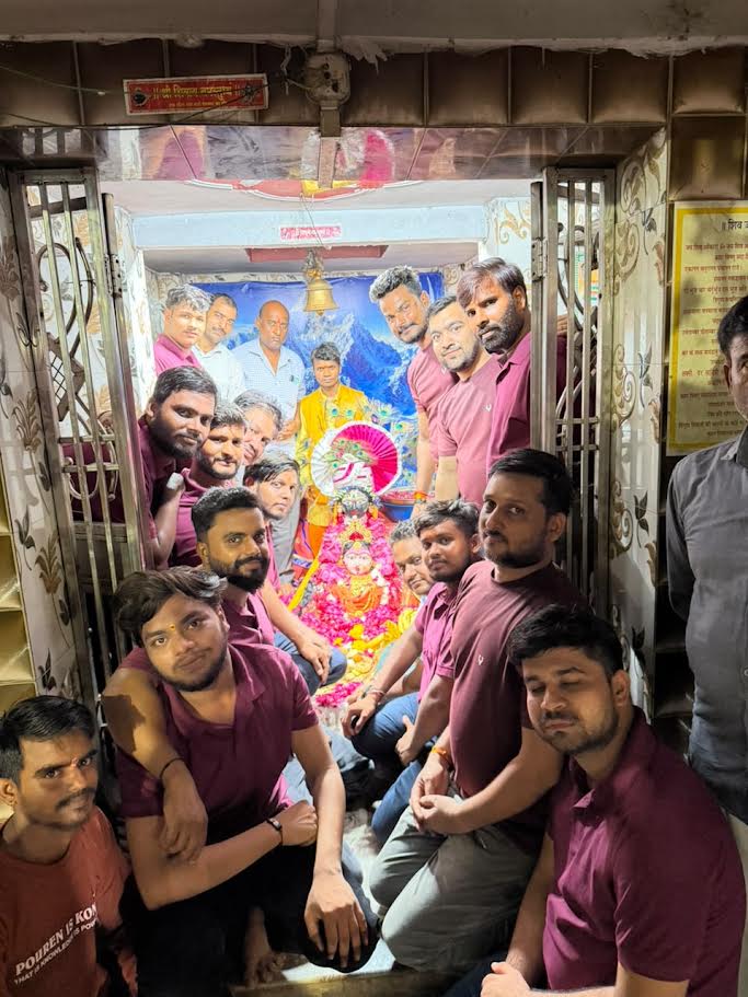अंबेडकरनगर के शीतला धाम मंदिर में फूलों की होली और भजन-संध्या में शामिल श्रद्धालु