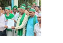 किसानों की मांगों को लेकर प्रदर्शन करते भाकियू टिकैत कार्यकर्ता
