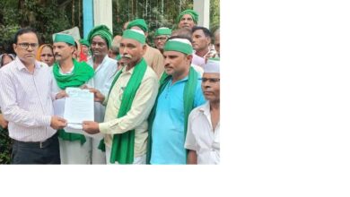 किसानों की मांगों को लेकर प्रदर्शन करते भाकियू टिकैत कार्यकर्ता
