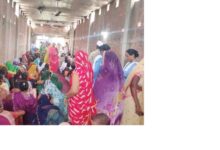 अंबेडकरनगर के चैनपुर में आयोजित निरंकारी सत्संग में शामिल श्रद्धालुओं का दृश्य।