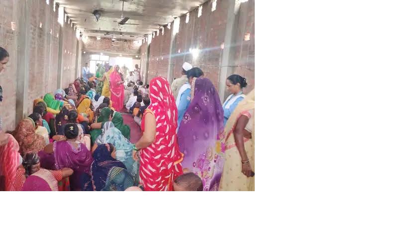 अंबेडकरनगर के चैनपुर में आयोजित निरंकारी सत्संग में शामिल श्रद्धालुओं का दृश्य।