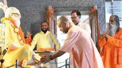 गोरखपुर के गोरखनाथ मंदिर में पूजा करते सीएम योगी आदित्यनाथ