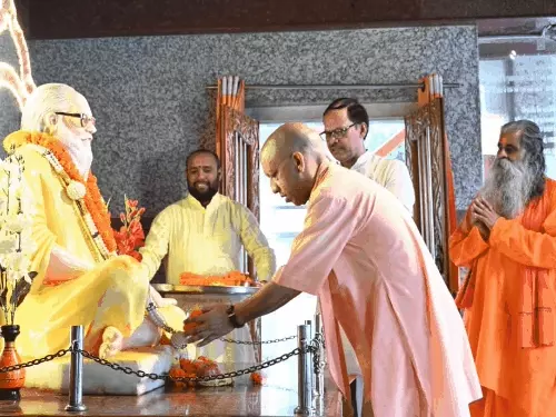 गोरखपुर के गोरखनाथ मंदिर में पूजा करते सीएम योगी आदित्यनाथ