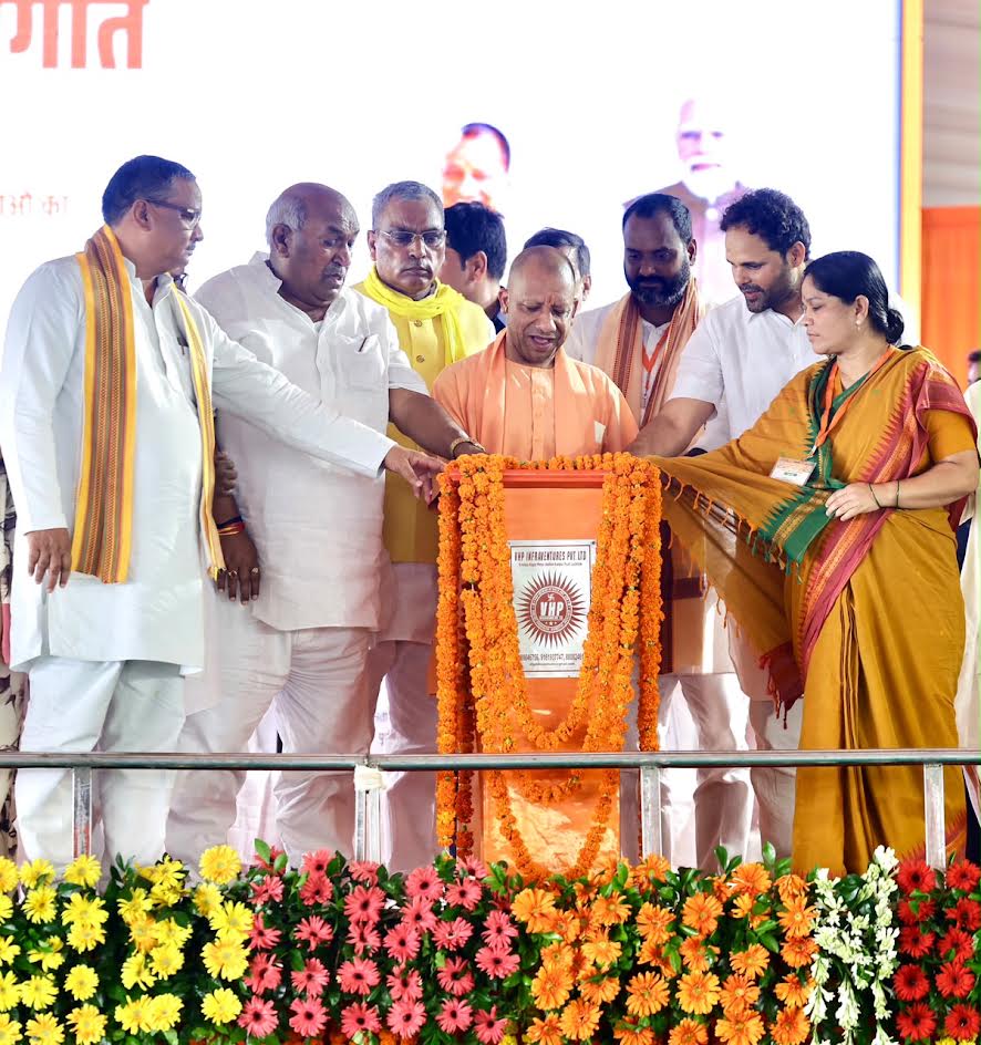 अम्बेडकरनगर के गोविंद साहब धाम में आयोजित कार्यक्रम में संबोधन देते मुख्यमंत्री योगी आदित्यनाथ।