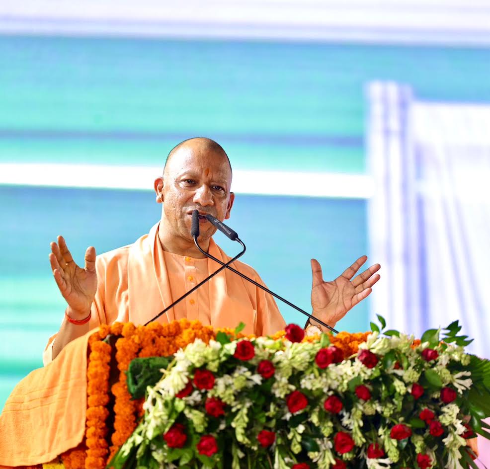 अम्बेडकरनगर के गोविंद साहब धाम में आयोजित कार्यक्रम में संबोधन देते मुख्यमंत्री योगी आदित्यनाथ।
