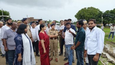 अंबेडकरनगर के गोविंद साहब में कार्यक्रम स्थल का निरीक्षण करते जिला प्रशासन के अधिकारियों की सांकेतिक तस्वीर।