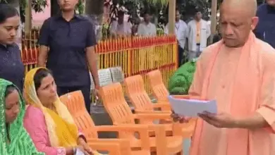 गोरखपुर में जनता दर्शन के दौरान लोगों की शिकायत सुनते मुख्यमंत्री योगी आदित्यनाथ