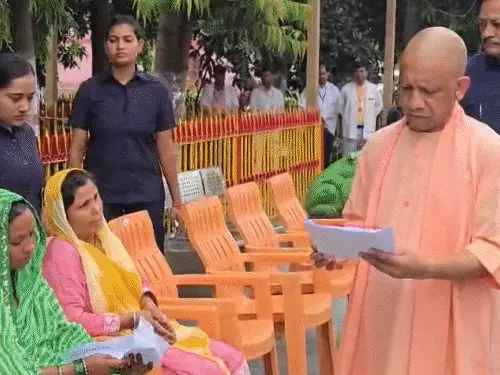 गोरखपुर में जनता दर्शन के दौरान लोगों की शिकायत सुनते मुख्यमंत्री योगी आदित्यनाथ