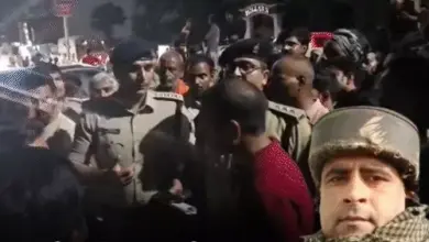 लखनऊ के बुद्धेश्वर क्षेत्र में शहीद CRPF जवान के पार्थिव शरीर के साथ प्रदर्शन करते परिजन और मौके पर मौजूद पुलिस।