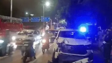 दिल्ली ITO पर स्विफ्ट और इनोवा की टक्कर