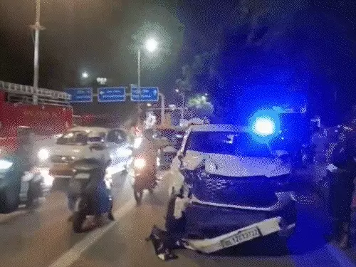 दिल्ली ITO पर स्विफ्ट और इनोवा की टक्कर