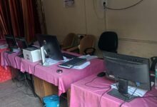 अंबेडकरनगर की अकबरपुर तहसील में बिजली आपूर्ति बाधित होने के दौरान कार्यालय परिसर
