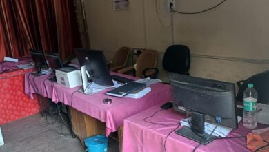 अंबेडकरनगर की अकबरपुर तहसील में बिजली आपूर्ति बाधित होने के दौरान कार्यालय परिसर