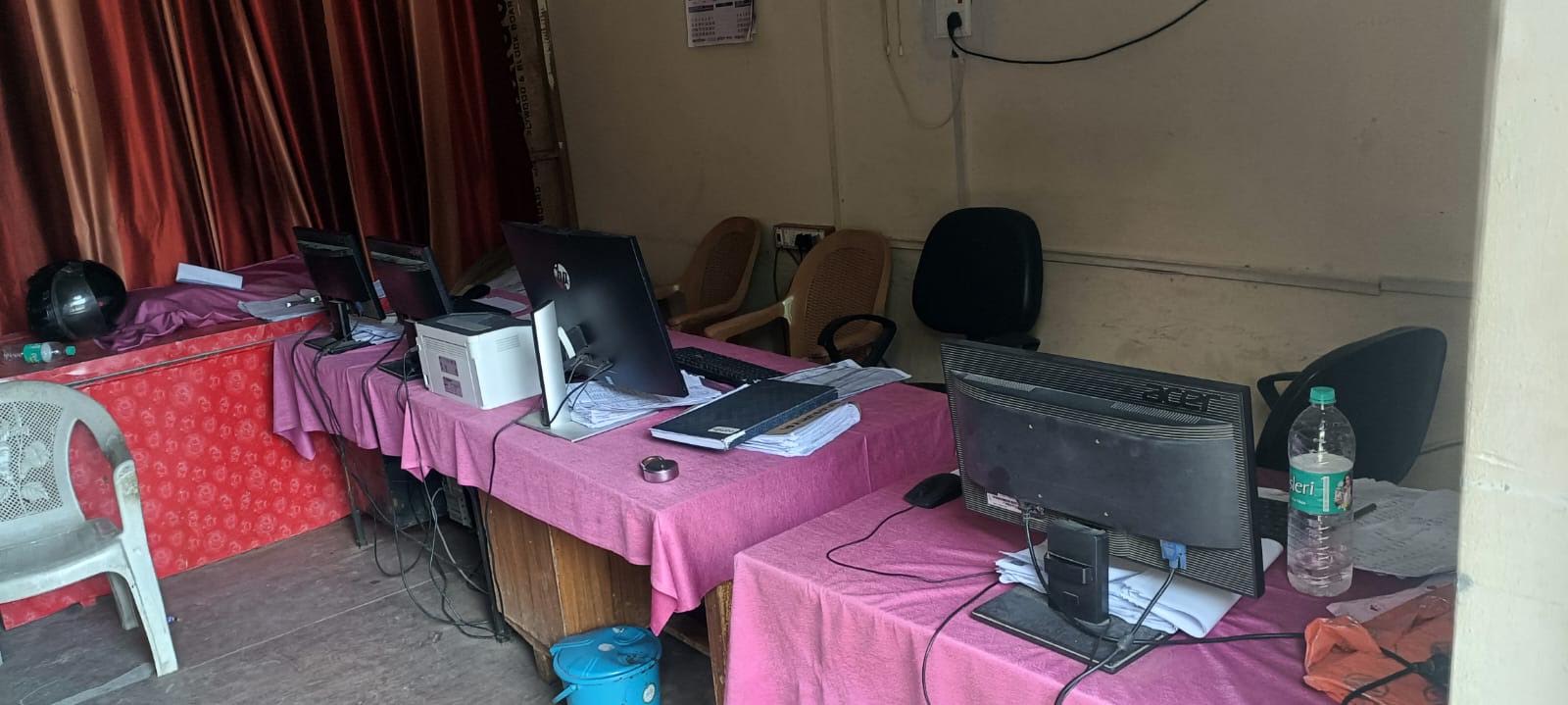 अंबेडकरनगर की अकबरपुर तहसील में बिजली आपूर्ति बाधित होने के दौरान कार्यालय परिसर