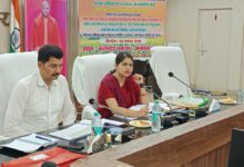 अम्बेडकरनगर कलेक्ट्रेट में आत्मा गवर्निंग बोर्ड की बैठक के दौरान कृषि योजनाओं की समीक्षा।