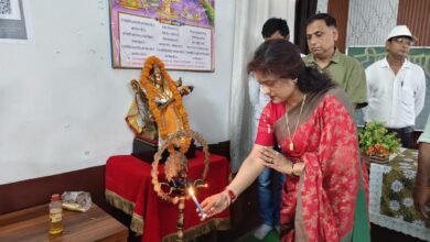 अम्बेडकरनगर के गोविंद साहब में मुख्यमंत्री कार्यक्रम से पहले निरीक्षण करते प्रशासनिक और पुलिस अधिकारी।
