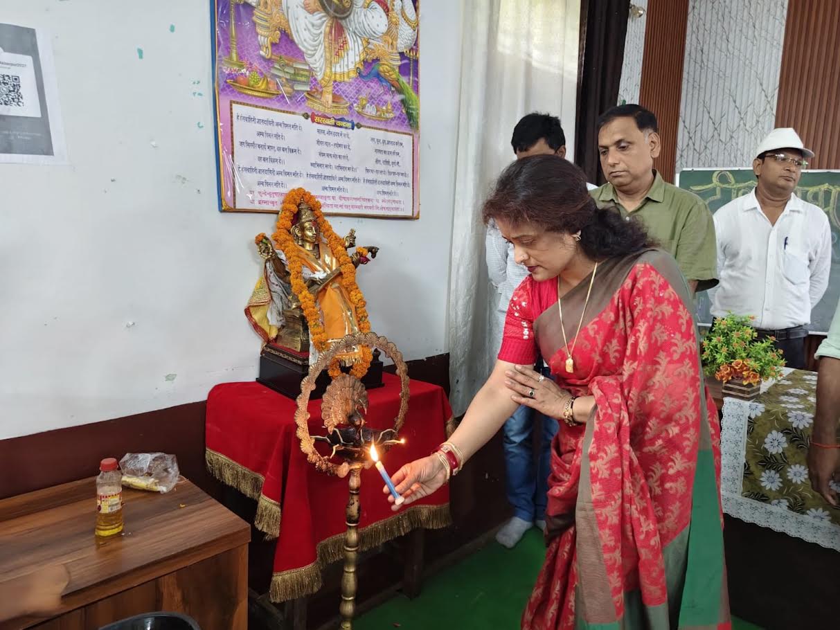 अम्बेडकरनगर के गोविंद साहब में मुख्यमंत्री कार्यक्रम से पहले निरीक्षण करते प्रशासनिक और पुलिस अधिकारी।