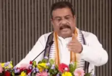 धर्मेंद्र प्रधान छात्रों को संबोधित करते हुए