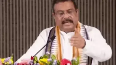 धर्मेंद्र प्रधान छात्रों को संबोधित करते हुए