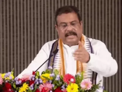 धर्मेंद्र प्रधान छात्रों को संबोधित करते हुए