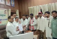 अकबरपुर में हाउस टैक्स और नगर की समस्याओं को लेकर सपा का धरना
