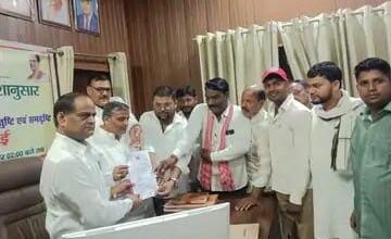 अकबरपुर में हाउस टैक्स और नगर की समस्याओं को लेकर सपा का धरना