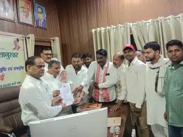 अकबरपुर में हाउस टैक्स और नगर की समस्याओं को लेकर सपा का धरना