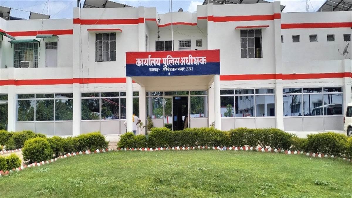 जमीन के दस्तावेज और पुलिस जांच से जुड़ी सांकेतिक तस्वीर।