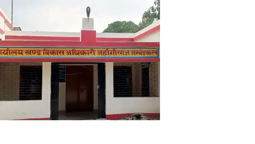 अम्बेडकरनगर के कल्याणपुर गांव में प्रधानमंत्री आवास योजना की पात्रता सूची पर विरोध जताते ग्रामीण।