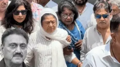कुकू कोहली के अंतिम संस्कार में अरुणा ईरानी