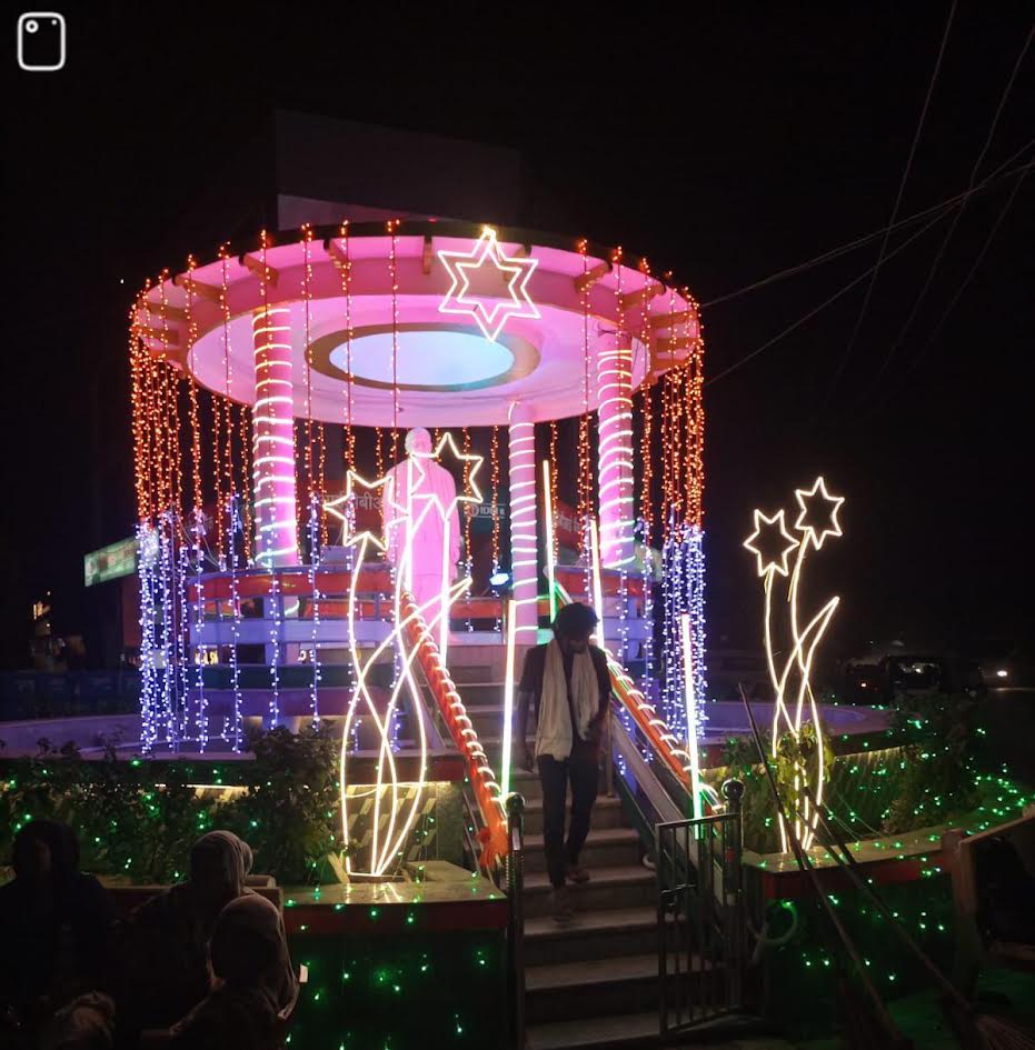 स्वतंत्रता दिवस पर तिरंगे की रोशनी से सजा अकबरपुर नगर