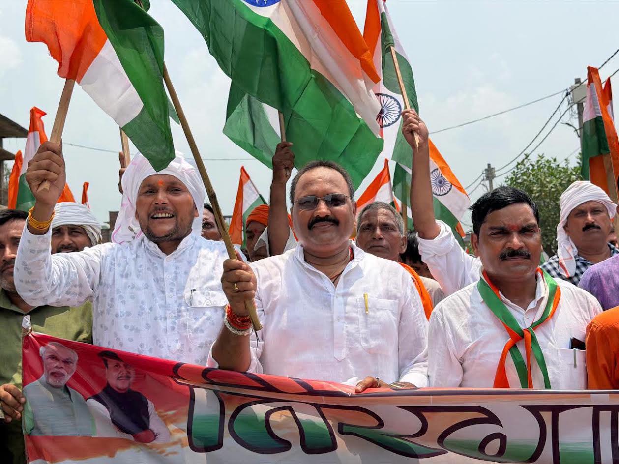 अंबेडकरनगर के कटेहरी में तिरंगा यात्रा में शामिल भाजपा नेता और कार्यकर्ता