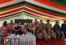 अंबेडकरनगर के गोविंद साहब में मुख्यमंत्री के कार्यक्रम से पहले तैयारियों का निरीक्षण करते प्रशासनिक अधिकारी।