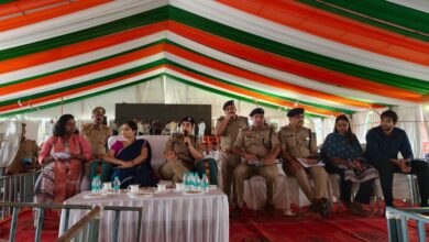 अंबेडकरनगर के गोविंद साहब में मुख्यमंत्री के कार्यक्रम से पहले तैयारियों का निरीक्षण करते प्रशासनिक अधिकारी।