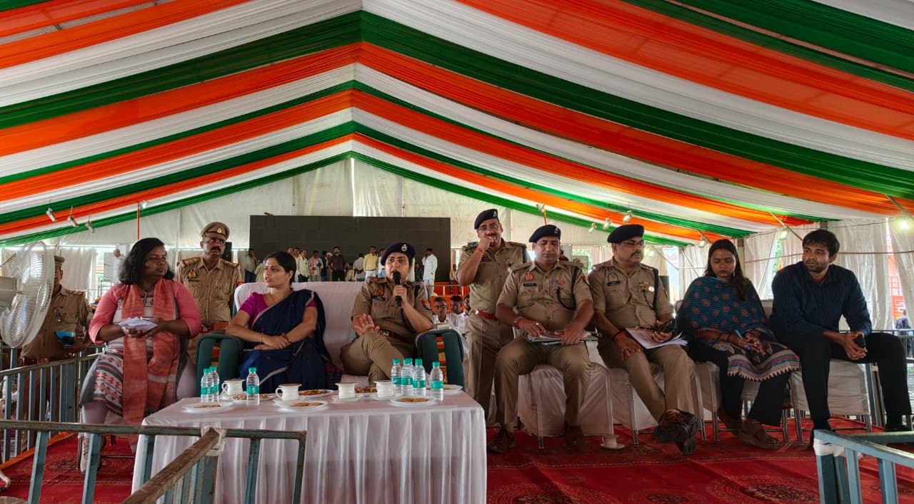 अंबेडकरनगर के गोविंद साहब में मुख्यमंत्री के कार्यक्रम से पहले तैयारियों का निरीक्षण करते प्रशासनिक अधिकारी।