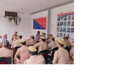 हंसवर थाना परिसर में पुलिसकर्मियों को फायर एक्सटिंग्विशर चलाने का प्रशिक्षण देते अग्निशमन विभाग की टीम