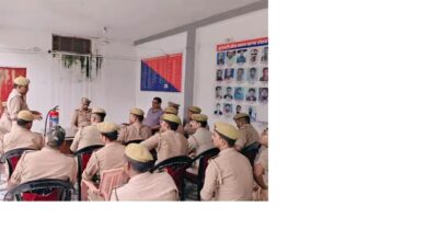 हंसवर थाना परिसर में पुलिसकर्मियों को फायर एक्सटिंग्विशर चलाने का प्रशिक्षण देते अग्निशमन विभाग की टीम