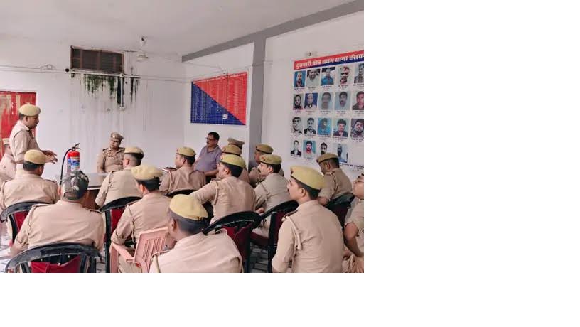 हंसवर थाना परिसर में पुलिसकर्मियों को फायर एक्सटिंग्विशर चलाने का प्रशिक्षण देते अग्निशमन विभाग की टीम